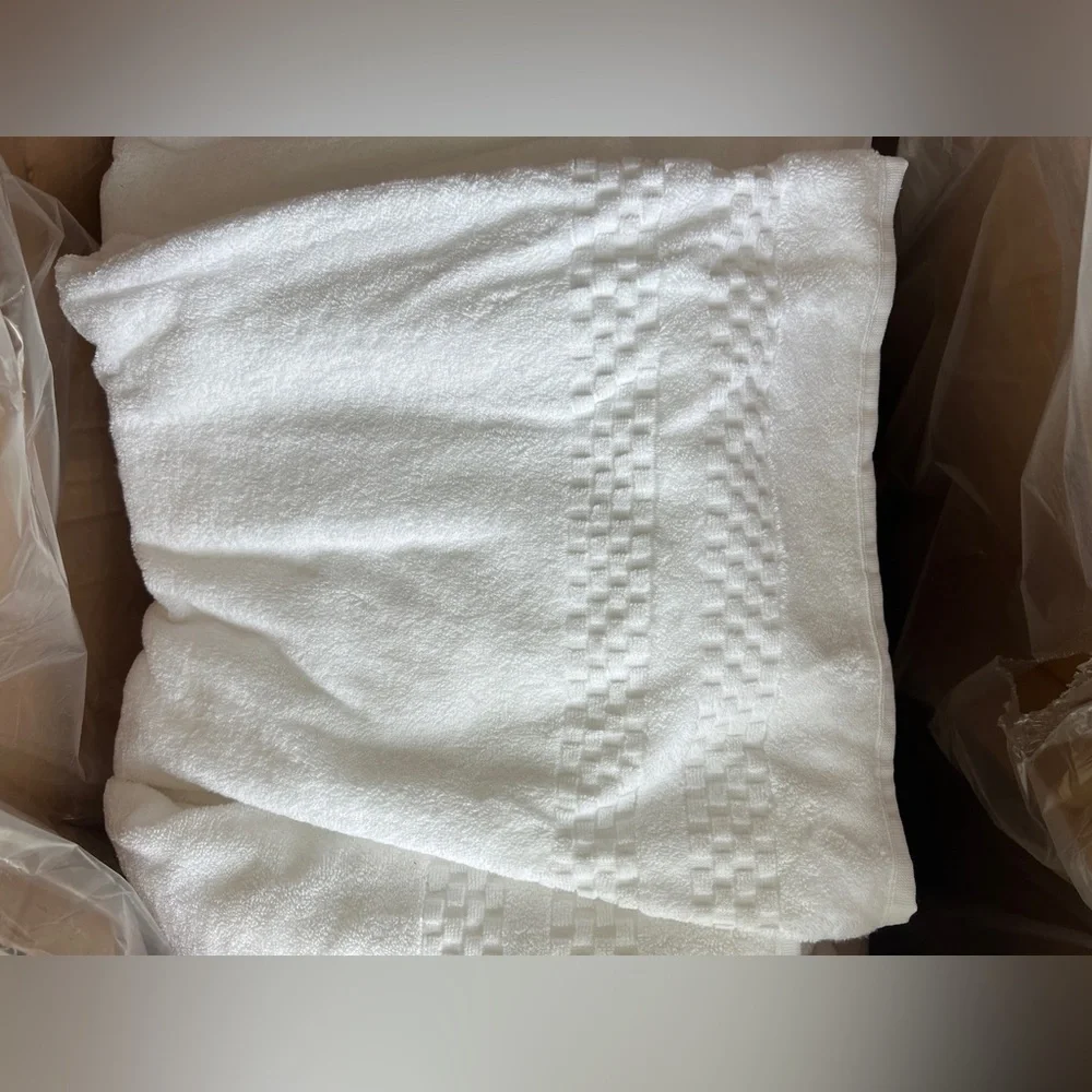 Ritz Carlton 2 bath towels - white